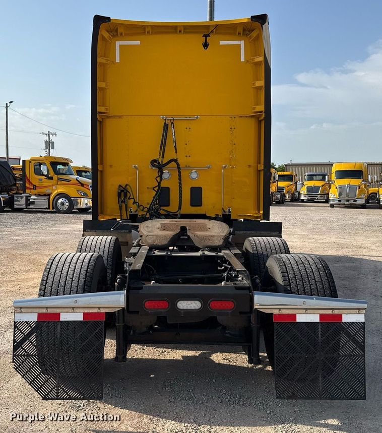 image for item EJ4572 2022 Kenworth T680 semi truck