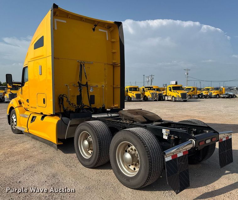 image for item EJ4572 2022 Kenworth T680 semi truck