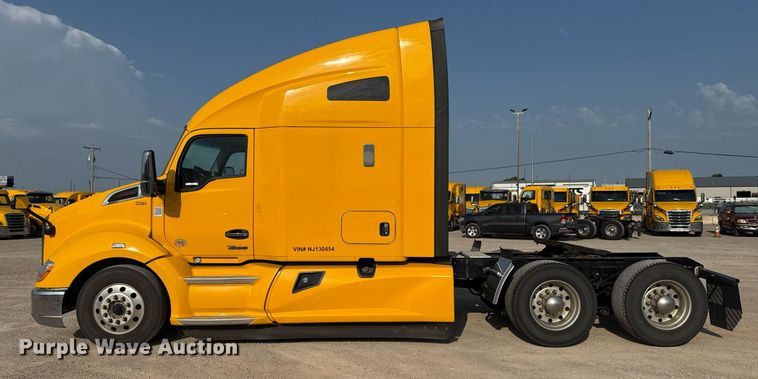image for item EJ4572 2022 Kenworth T680 semi truck