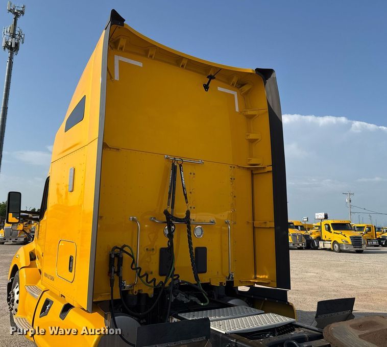 image for item EJ4572 2022 Kenworth T680 semi truck