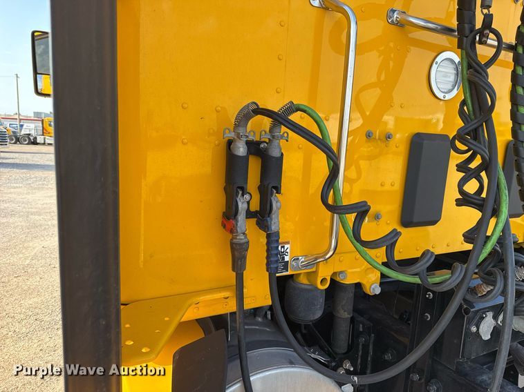 image for item EJ4572 2022 Kenworth T680 semi truck