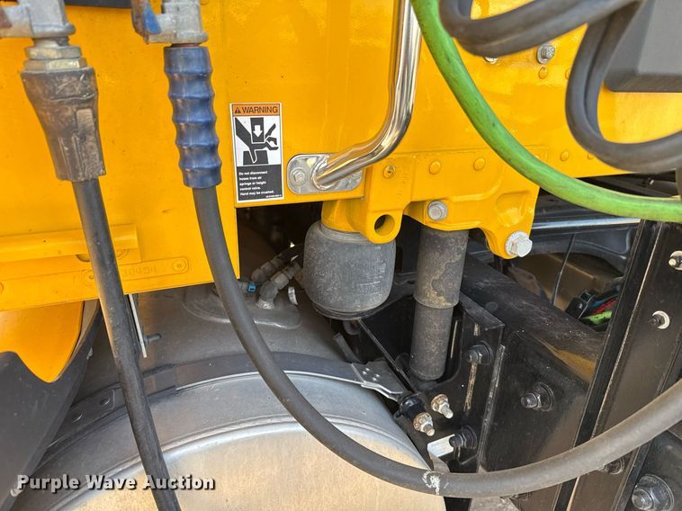 image for item EJ4572 2022 Kenworth T680 semi truck