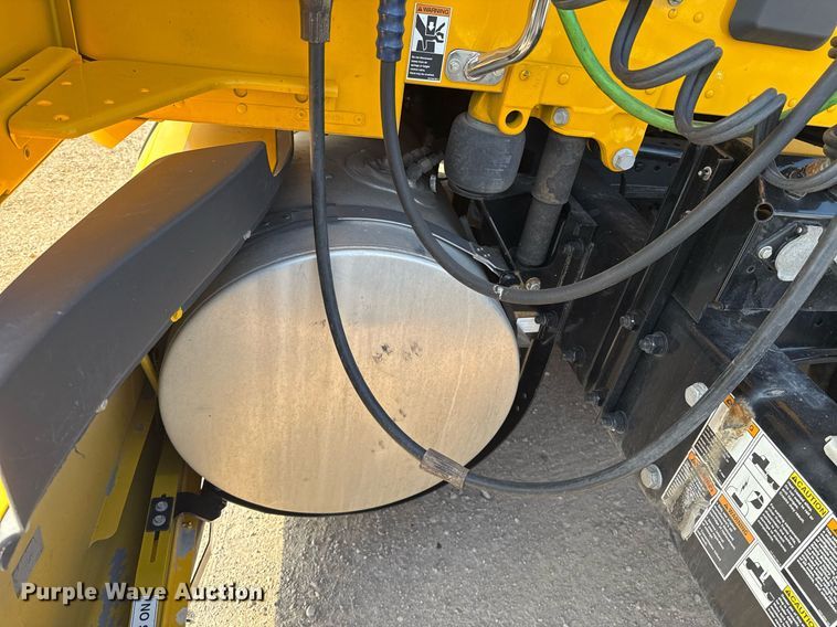 image for item EJ4572 2022 Kenworth T680 semi truck