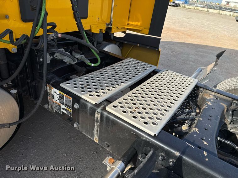 image for item EJ4572 2022 Kenworth T680 semi truck