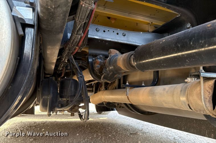 image for item EJ4572 2022 Kenworth T680 semi truck