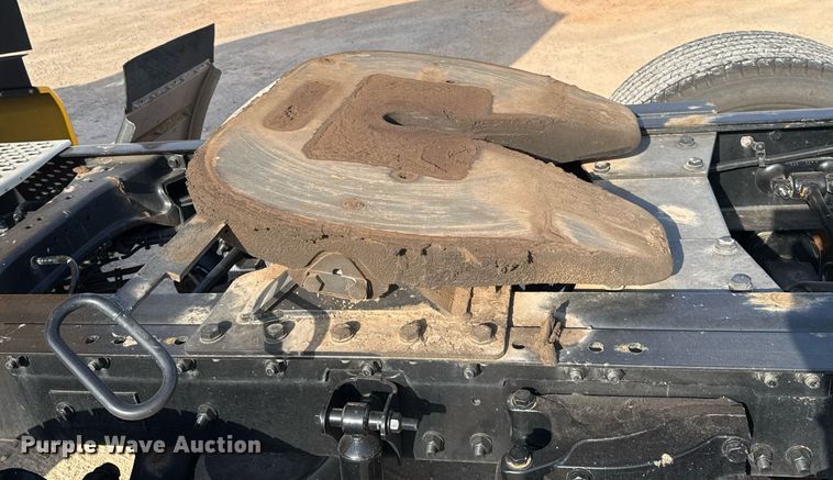 image for item EJ4572 2022 Kenworth T680 semi truck