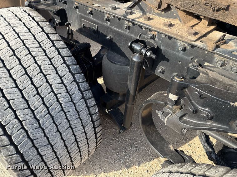 image for item EJ4572 2022 Kenworth T680 semi truck