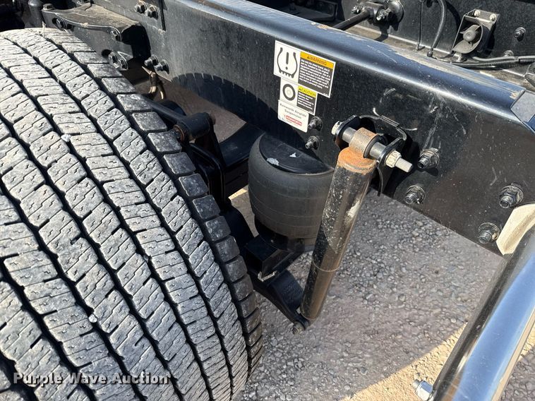 image for item EJ4572 2022 Kenworth T680 semi truck