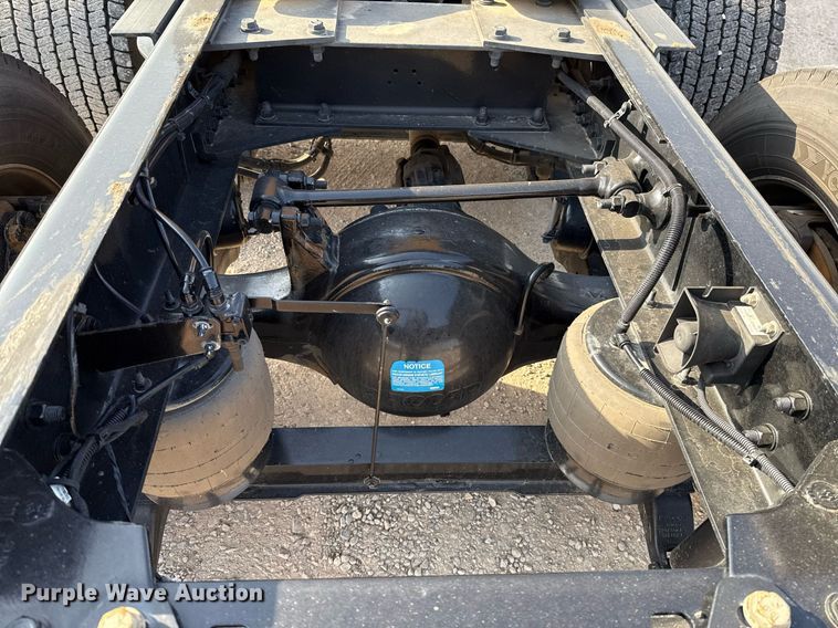 image for item EJ4572 2022 Kenworth T680 semi truck