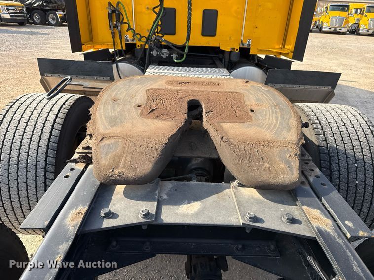 image for item EJ4572 2022 Kenworth T680 semi truck