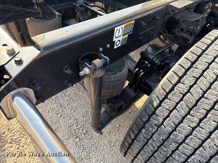 image for item EJ4572 2022 Kenworth T680 semi truck