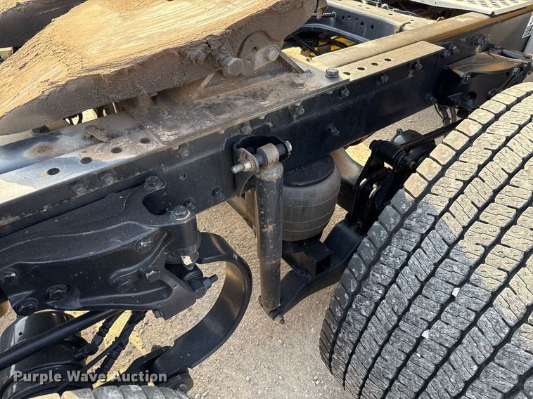 image for item EJ4572 2022 Kenworth T680 semi truck