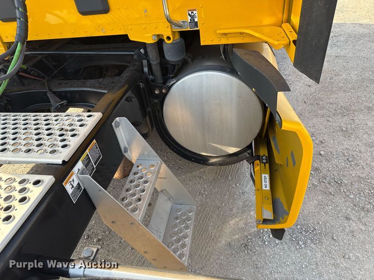 image for item EJ4572 2022 Kenworth T680 semi truck