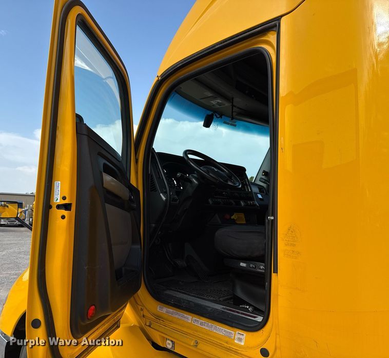 image for item EJ4572 2022 Kenworth T680 semi truck