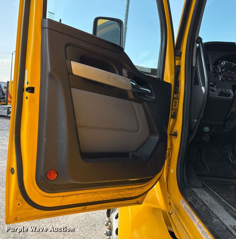 image for item EJ4572 2022 Kenworth T680 semi truck