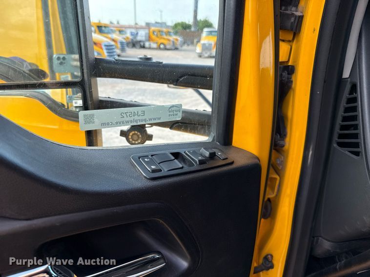 image for item EJ4572 2022 Kenworth T680 semi truck