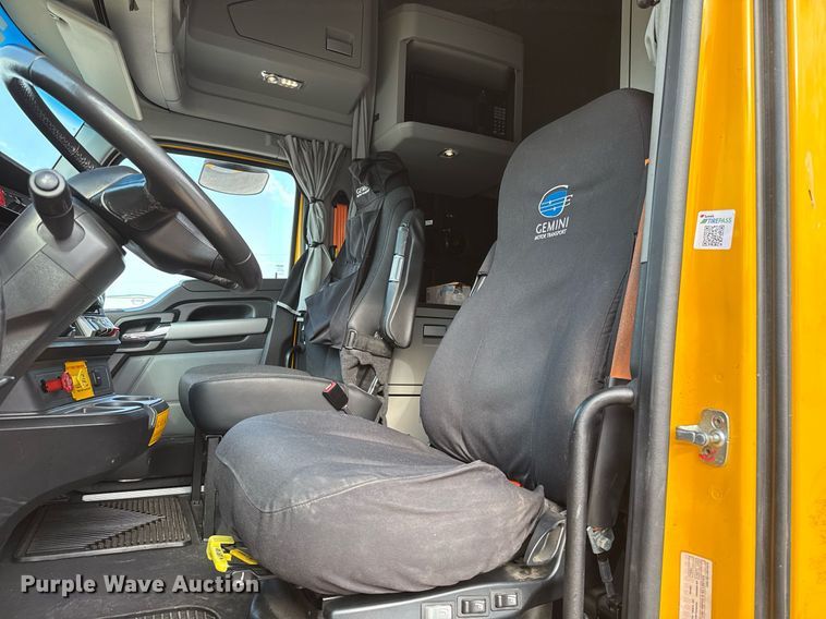 image for item EJ4572 2022 Kenworth T680 semi truck