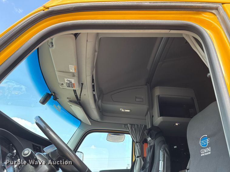 image for item EJ4572 2022 Kenworth T680 semi truck