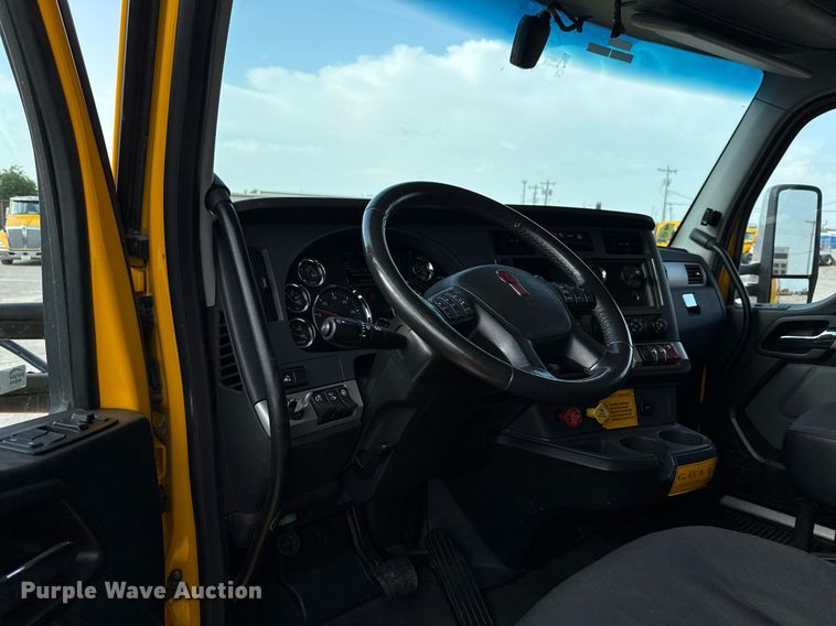 image for item EJ4572 2022 Kenworth T680 semi truck