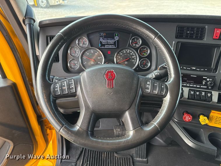 image for item EJ4572 2022 Kenworth T680 semi truck