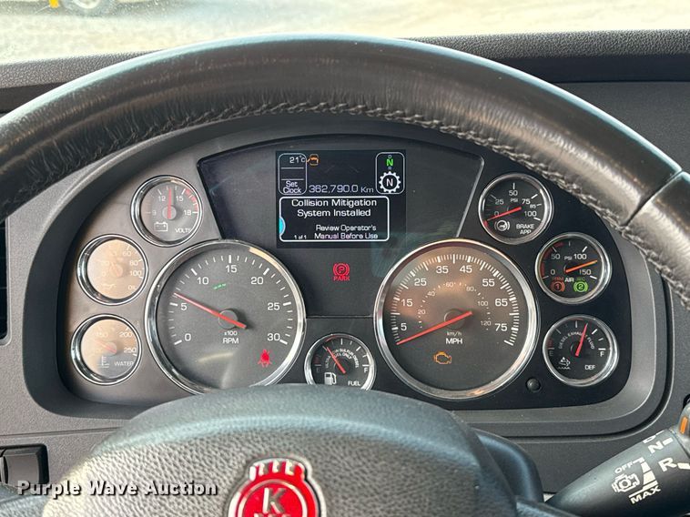 image for item EJ4572 2022 Kenworth T680 semi truck