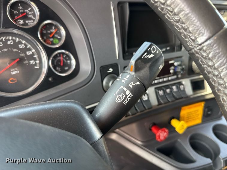 image for item EJ4572 2022 Kenworth T680 semi truck