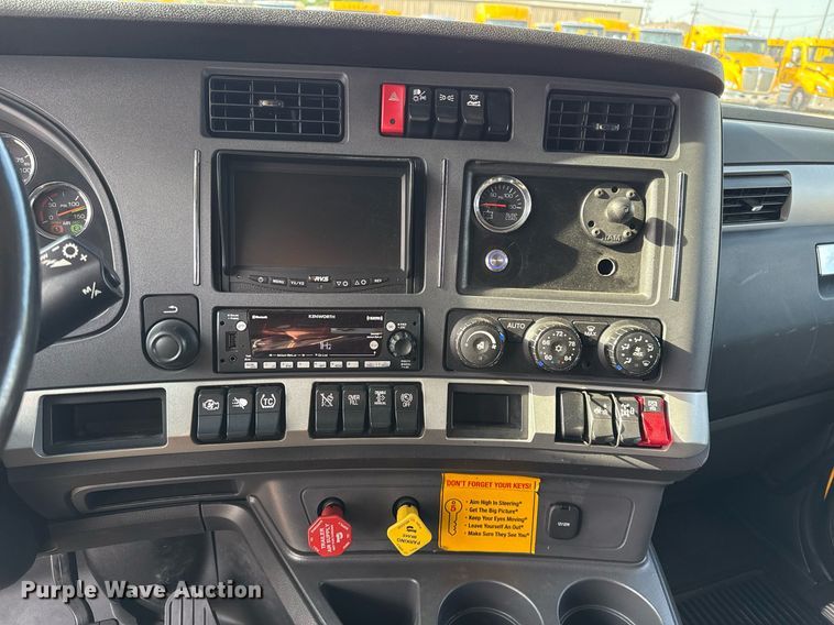 image for item EJ4572 2022 Kenworth T680 semi truck
