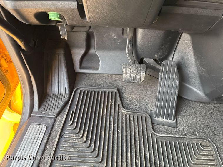 image for item EJ4572 2022 Kenworth T680 semi truck