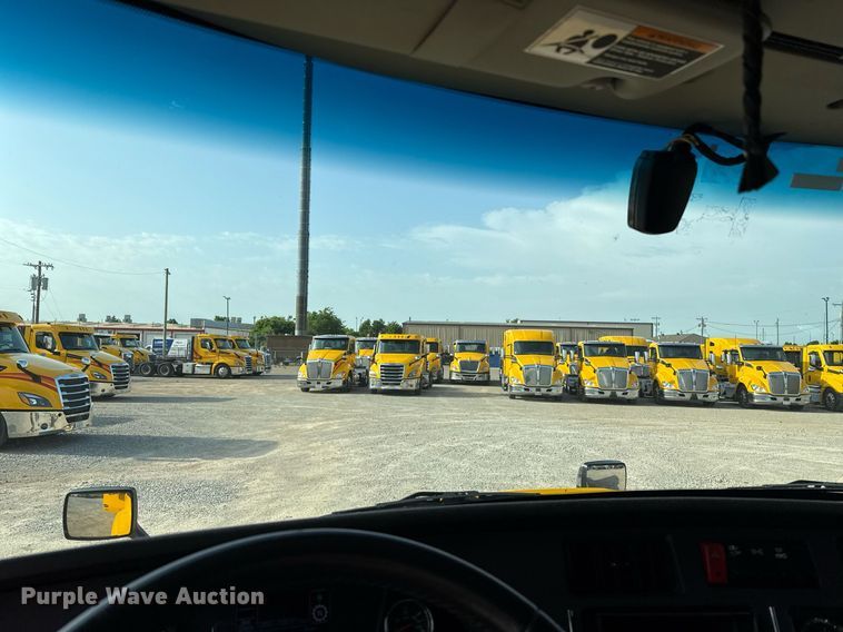 image for item EJ4572 2022 Kenworth T680 semi truck