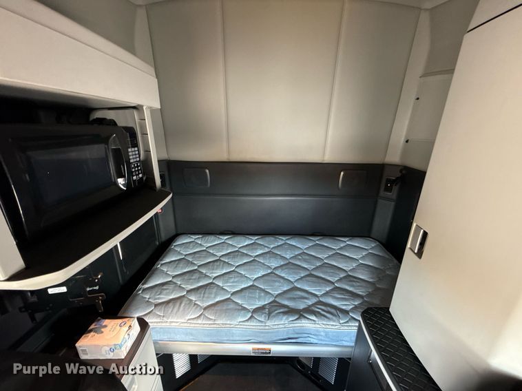 image for item EJ4572 2022 Kenworth T680 semi truck