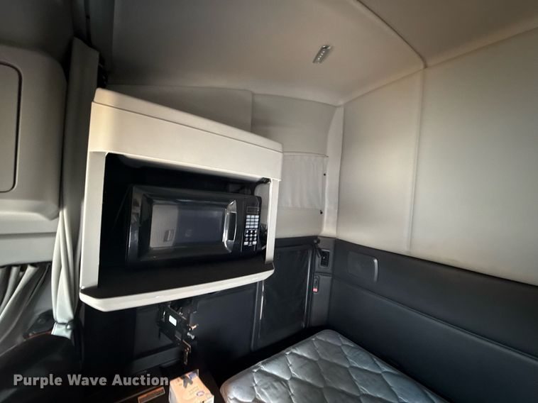 image for item EJ4572 2022 Kenworth T680 semi truck