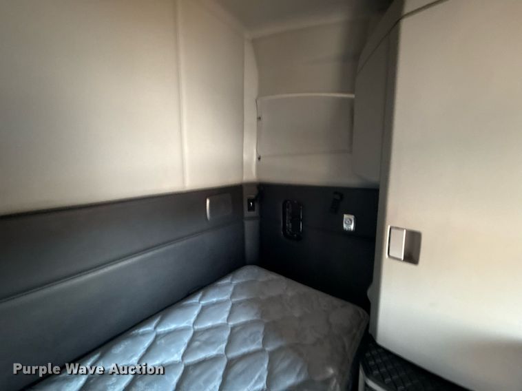 image for item EJ4572 2022 Kenworth T680 semi truck