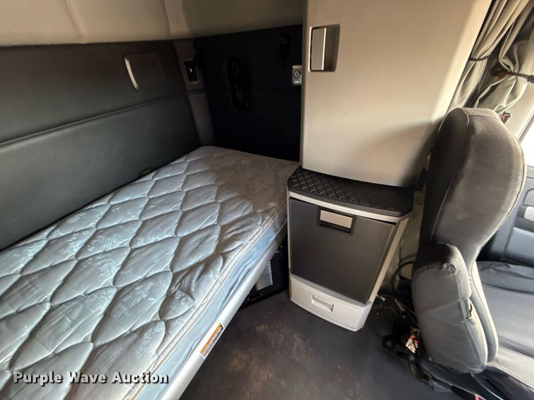 image for item EJ4572 2022 Kenworth T680 semi truck