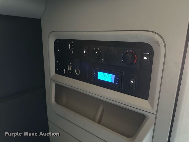 image for item EJ4572 2022 Kenworth T680 semi truck