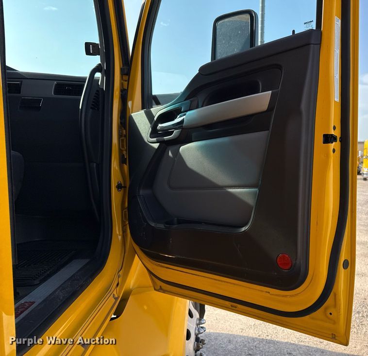 image for item EJ4572 2022 Kenworth T680 semi truck