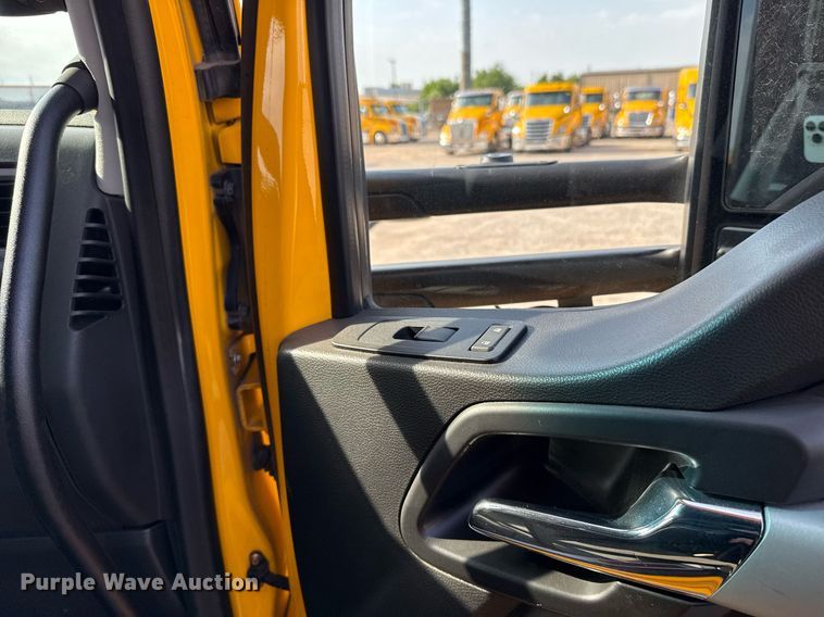 image for item EJ4572 2022 Kenworth T680 semi truck