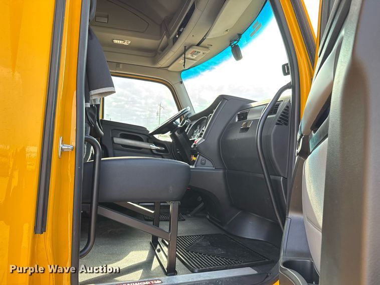 image for item EJ4572 2022 Kenworth T680 semi truck