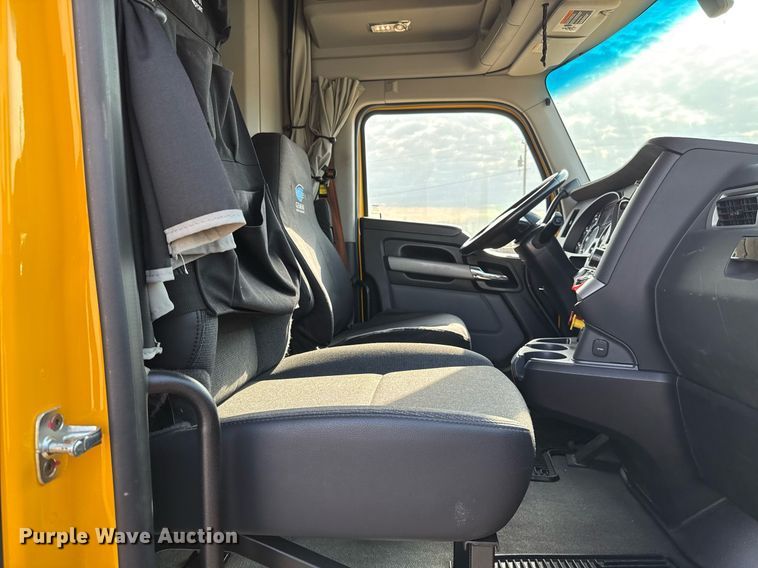 image for item EJ4572 2022 Kenworth T680 semi truck