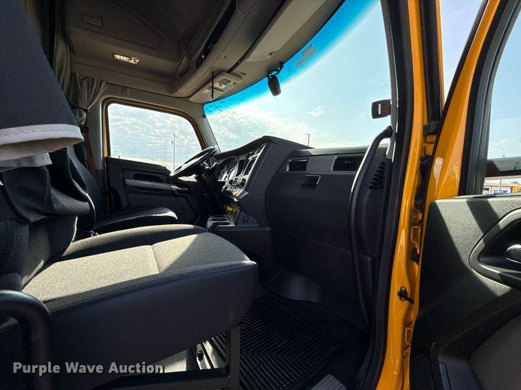 image for item EJ4572 2022 Kenworth T680 semi truck