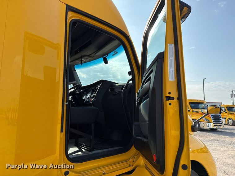 image for item EJ4572 2022 Kenworth T680 semi truck