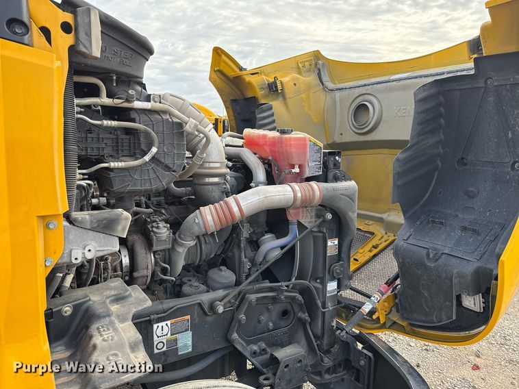 image for item EJ4572 2022 Kenworth T680 semi truck