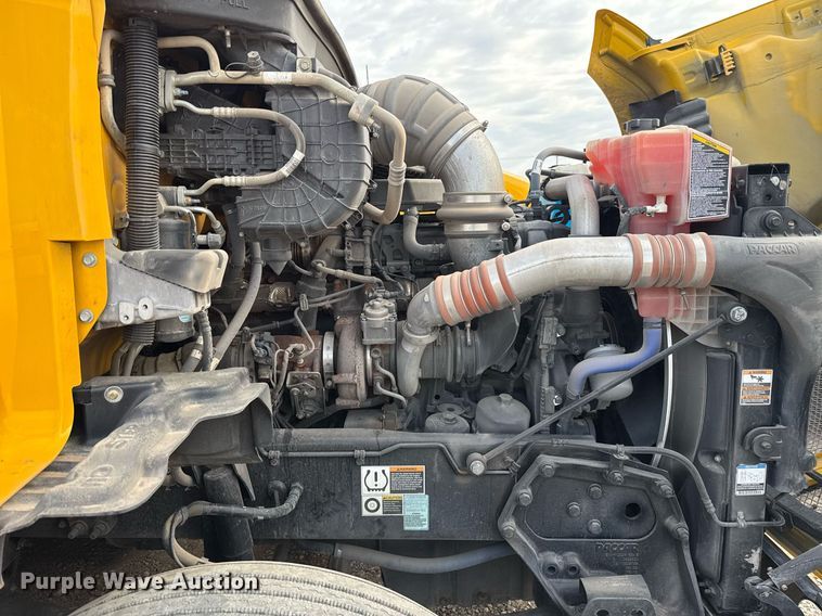 image for item EJ4572 2022 Kenworth T680 semi truck