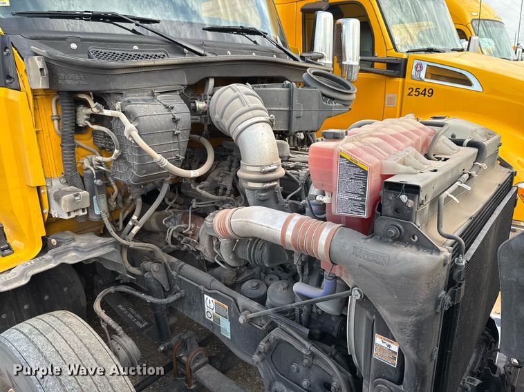 image for item EJ4572 2022 Kenworth T680 semi truck