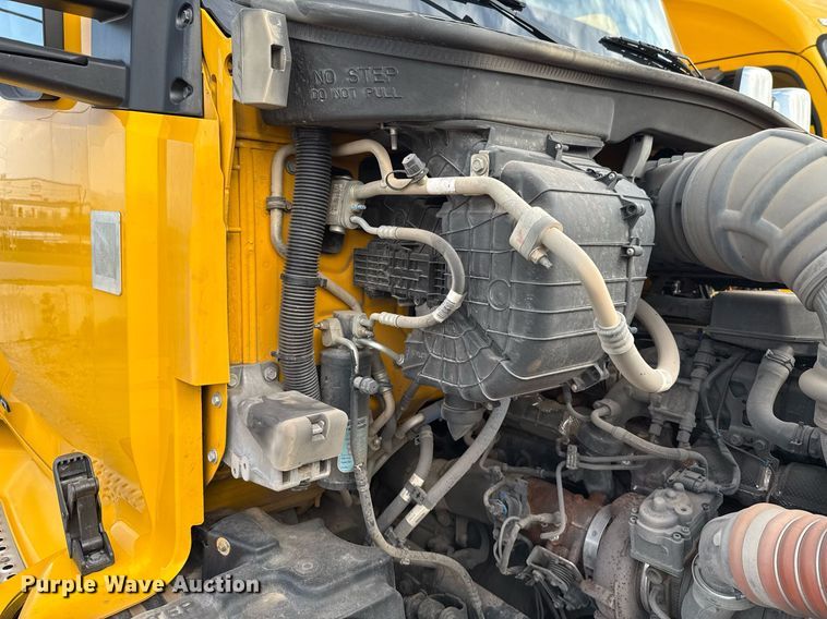 image for item EJ4572 2022 Kenworth T680 semi truck