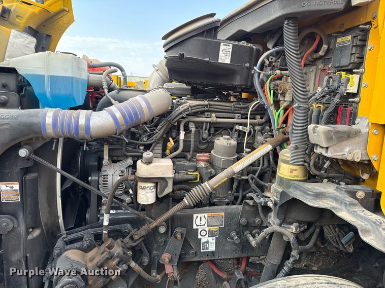 image for item EJ4572 2022 Kenworth T680 semi truck