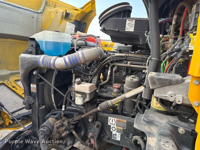 image for item EJ4572 2022 Kenworth T680 semi truck