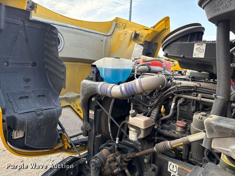 image for item EJ4572 2022 Kenworth T680 semi truck