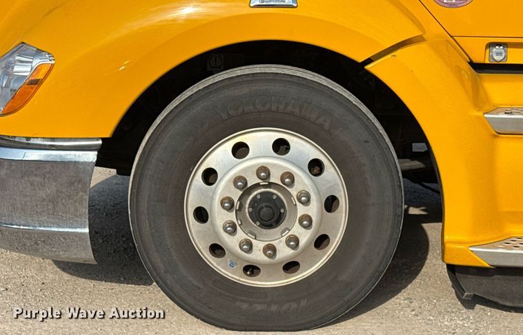 image for item EJ4572 2022 Kenworth T680 semi truck