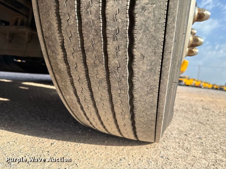 image for item EJ4572 2022 Kenworth T680 semi truck