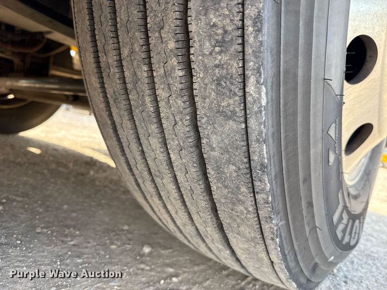 image for item EJ4572 2022 Kenworth T680 semi truck